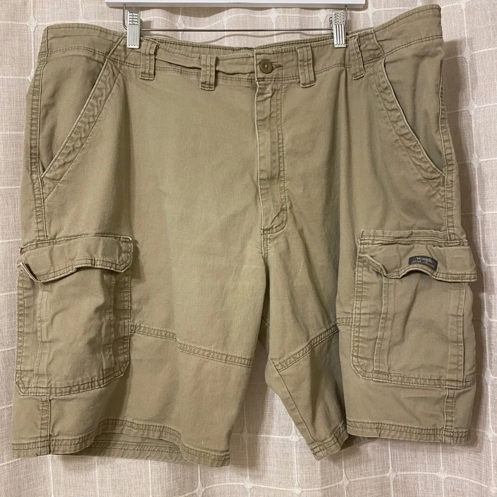Wrangler Relaxed Fit Men's Cargo Shorts Khaki Tan Sz 44 Hike Casual Outdoor EUC